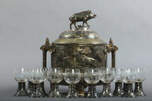 Stor vinbowle dekoreret med vildtscener, forsølvet messing. Hertil 11 glas to nyere. Tyskland ca 1900. 12
